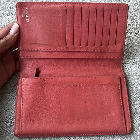 AUTHENTIC Red patent Chanel wallet - Picture 4 of 8
